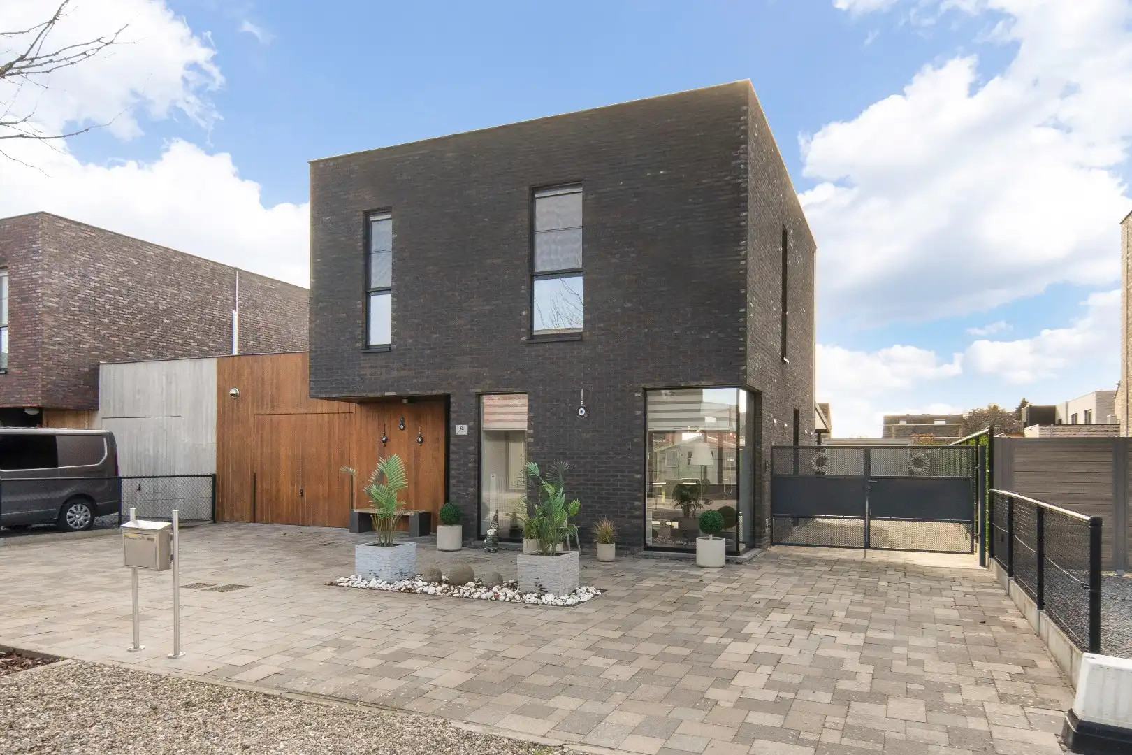 Duurzame gezinswoning met hedendaags energiecomfort, 3 slpk, ruim terras, tuin en achterliggende garage,. foto 2