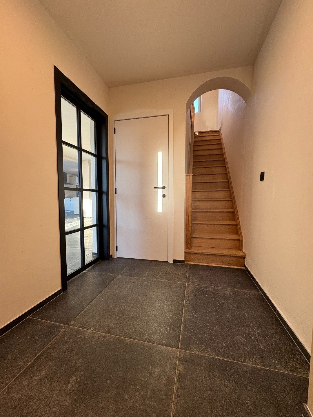 GERENOVEERDE HALFOPEN WONING MET 3 SLPKS, 2 BADKAMERS, TUIN EN GARAGE foto 7