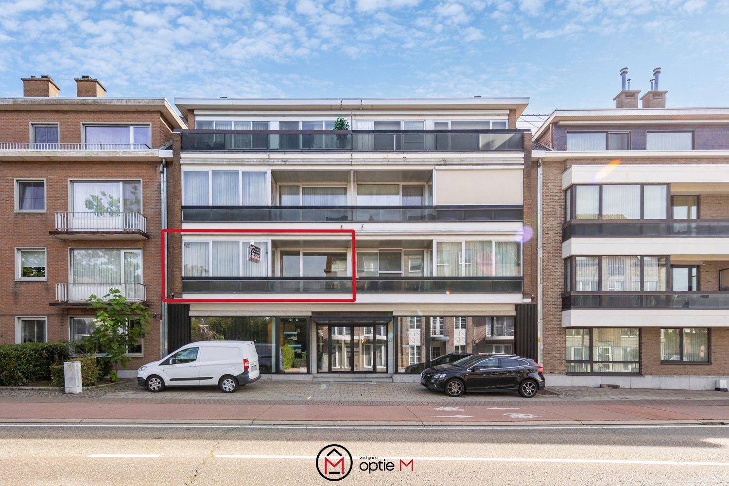 RUIM APPARTEMENT MET PARKEERPLAATS EN KELDER foto 2