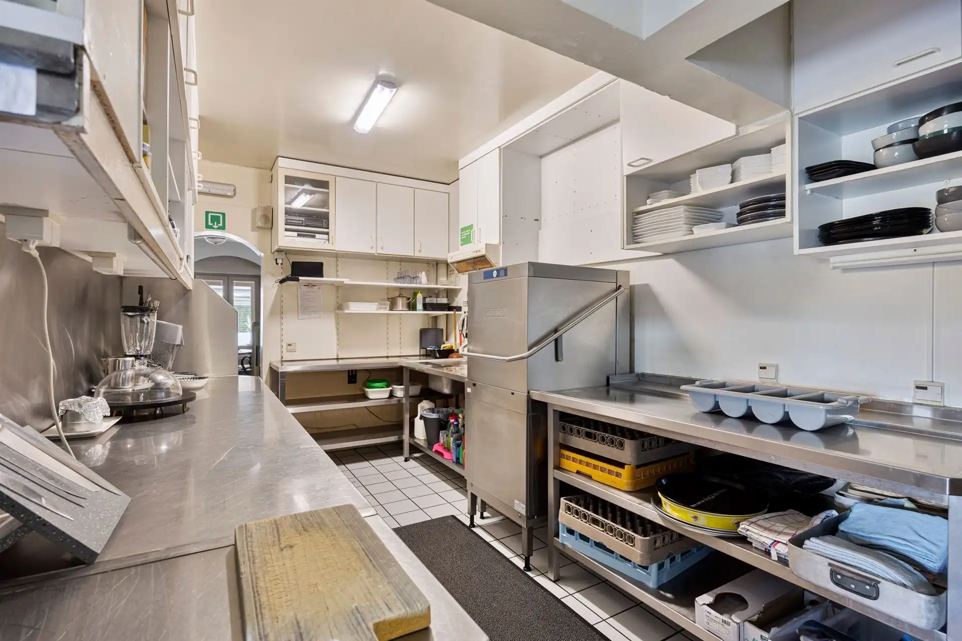 Commercieel bedrijfspand met woonst langs de Rijksweg in Maasmechelen, met hoge visibiliteit, parkeermogelijkheden en veelzijdig commercieel potentieel! foto 12