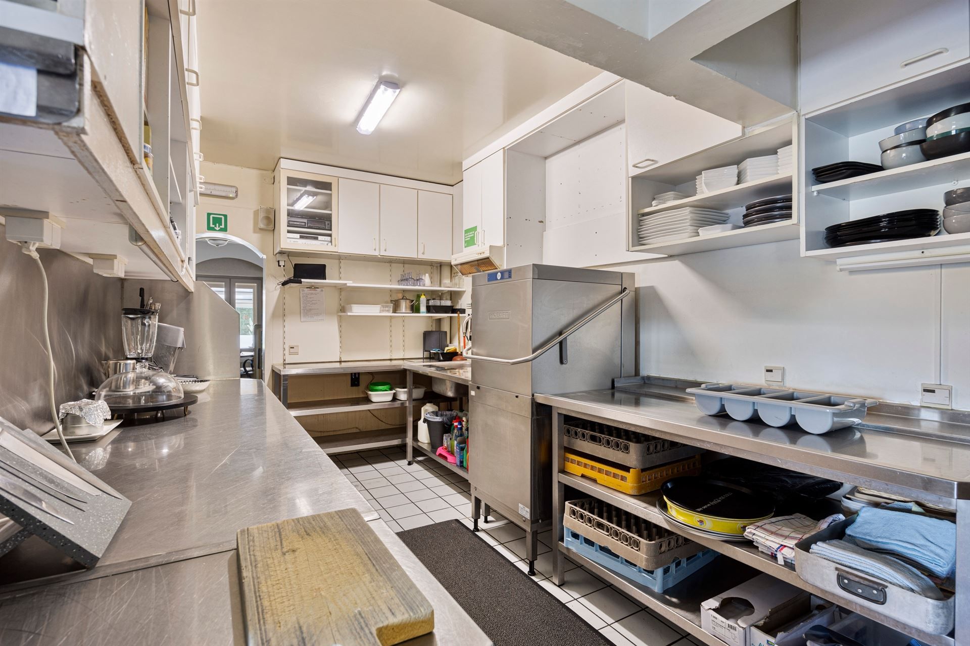 Commercieel bedrijfspand met woonst langs de Rijksweg in Maasmechelen, met hoge visibiliteit, parkeermogelijkheden en veelzijdig commercieel potentieel! foto 12