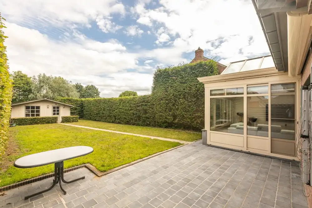 Ruime halfopen woning met garage, carport en tuin foto 2
