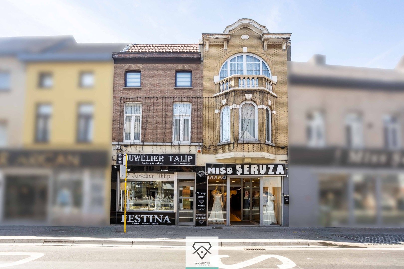 Ruim handelshuis te koop bestaande uit duplexappartement en dubbele handelsruimte foto 3