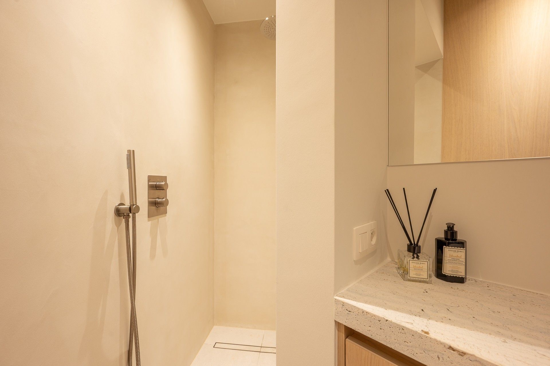 Luxueus gerenoveerd appartement met frontaal zeezicht in Heist foto 18