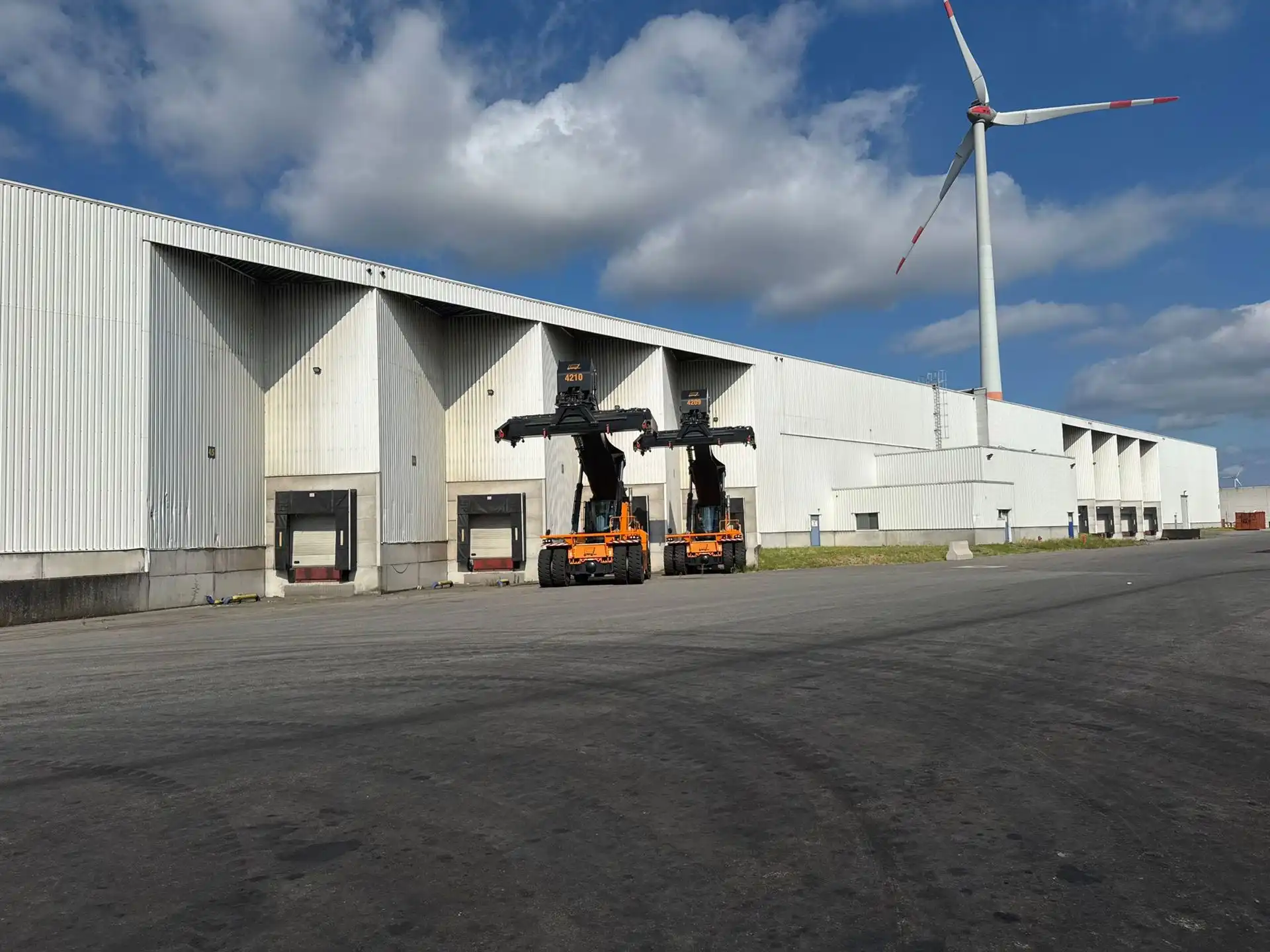 Ca. 8.625m² en 8.625m² magazijnruimten, met los- en laadkades, te huur langs de Noorderlaan.   foto 17
