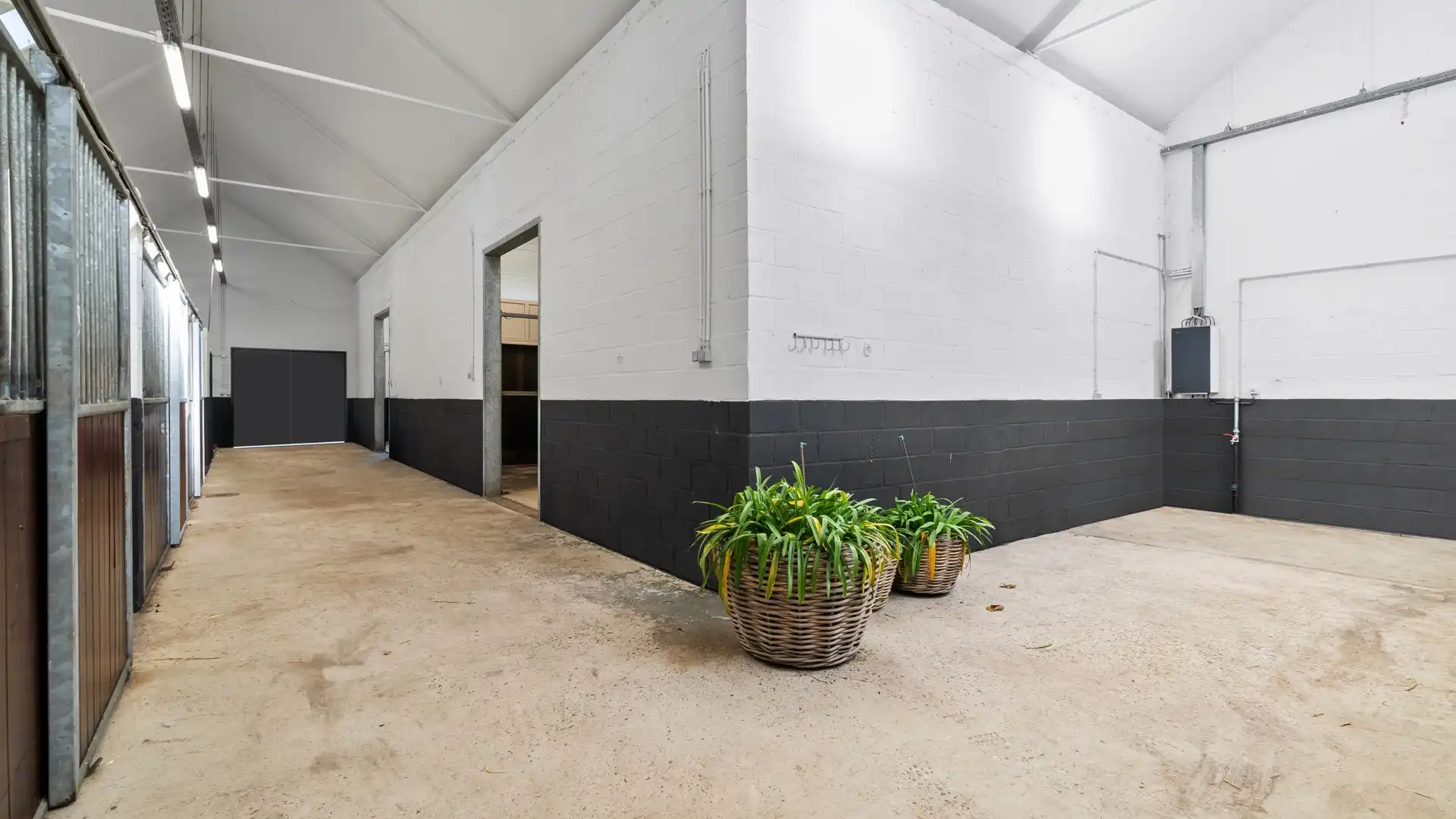 Exclusief hippisch eigendom met binnen- en buitenpiste, paardenstallen foto 13