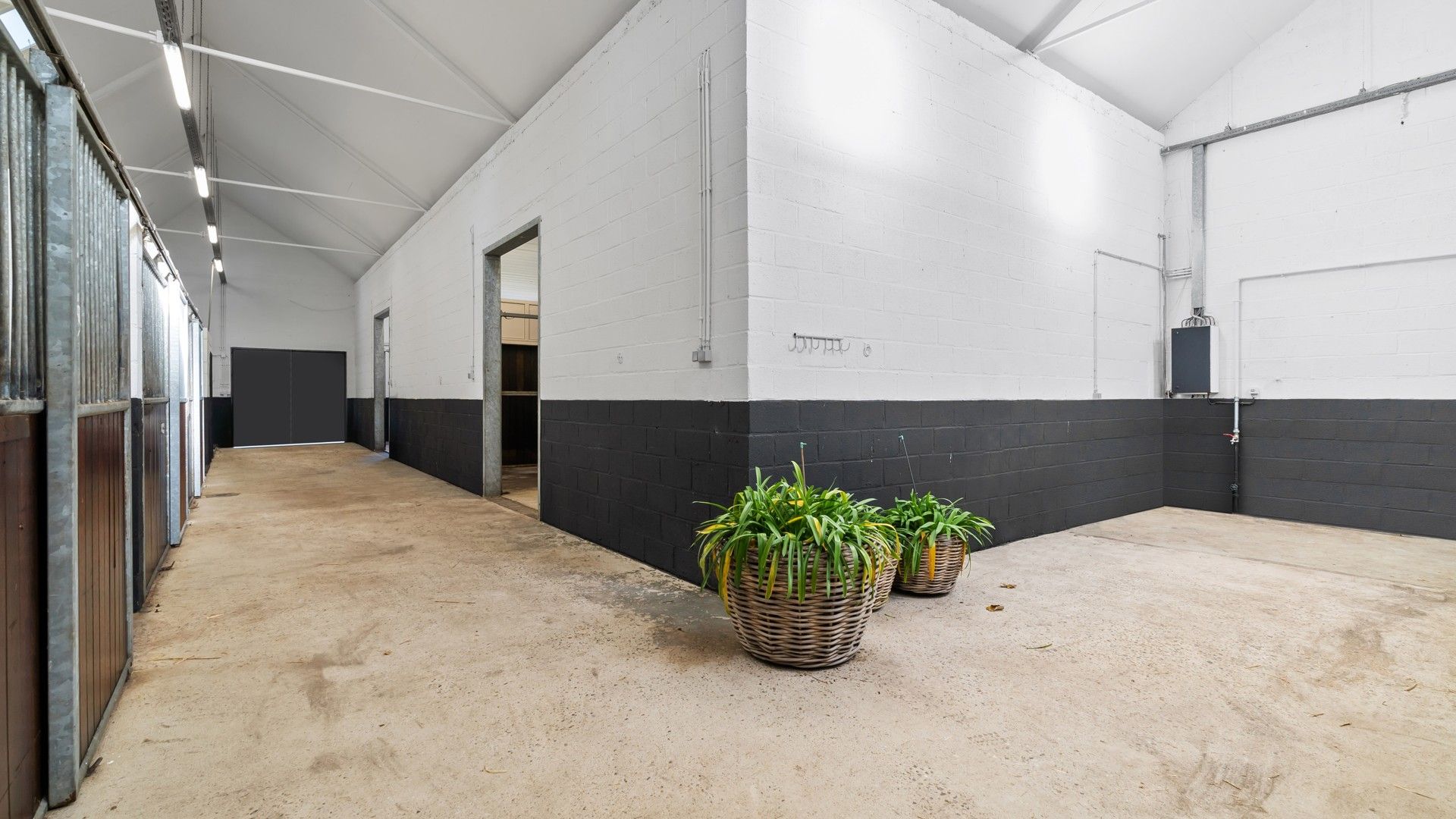 Exclusief hippisch eigendom met binnen- en buitenpiste, paardenstallen foto 13