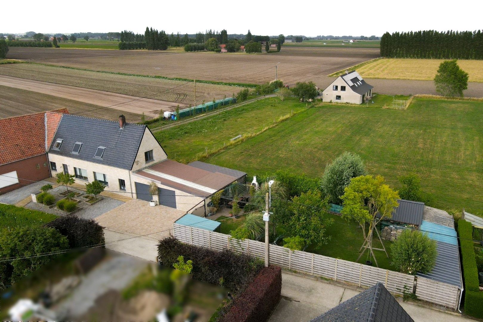 Rustig gelegen halfopen gezinswoning met ruime tuin en garage foto 2