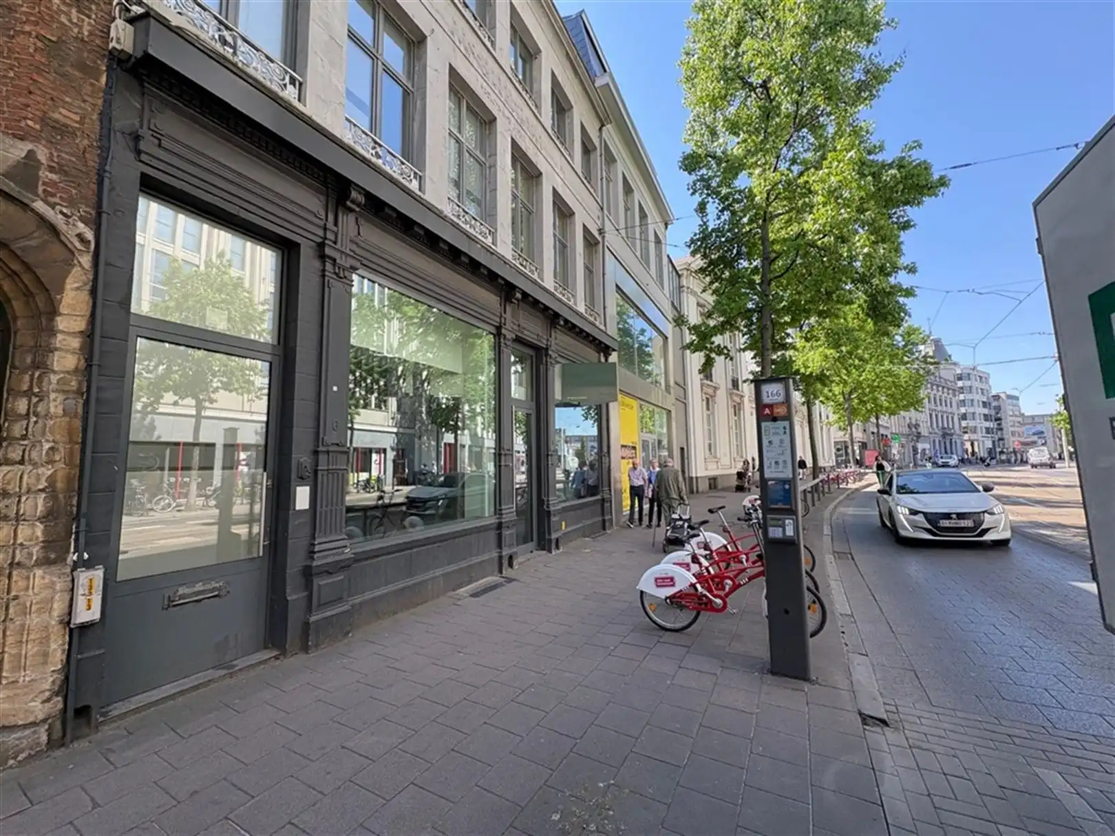 TE HUUR Winkelpand te Antwerpen foto 2