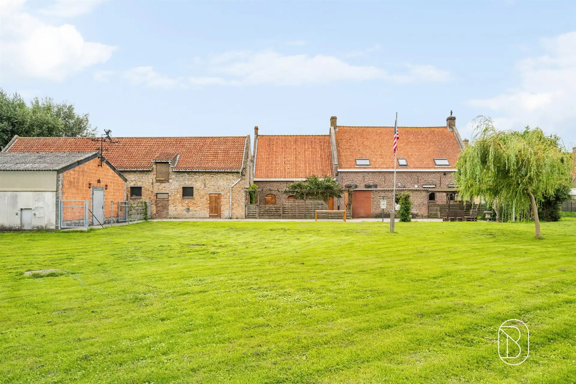 Karaktervolle hoeve met schuur en loods foto 7