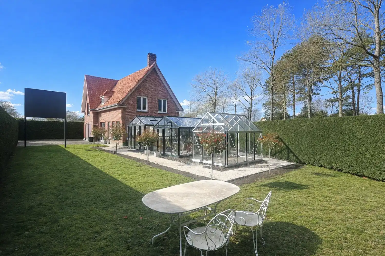 Vrijstaande woning met ruime tuin en dubbele garage op topligging te Maldegem foto 2