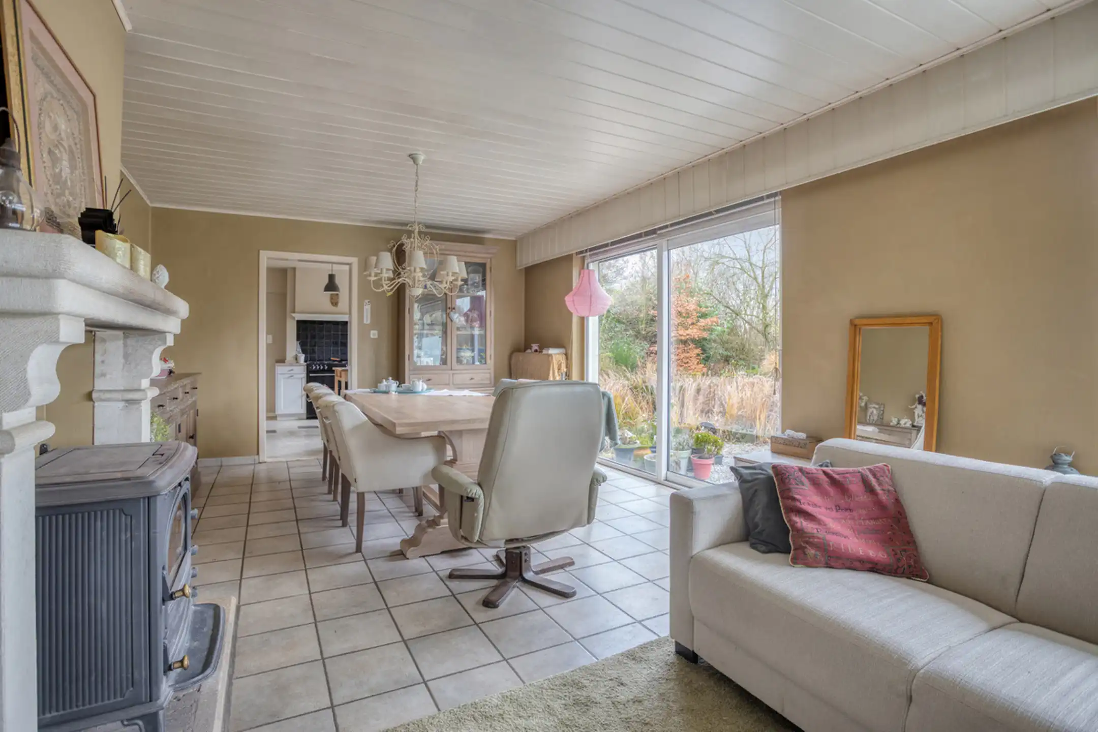 Uniek rustig gelegen woning met 3 slaapkamers en garage foto 4