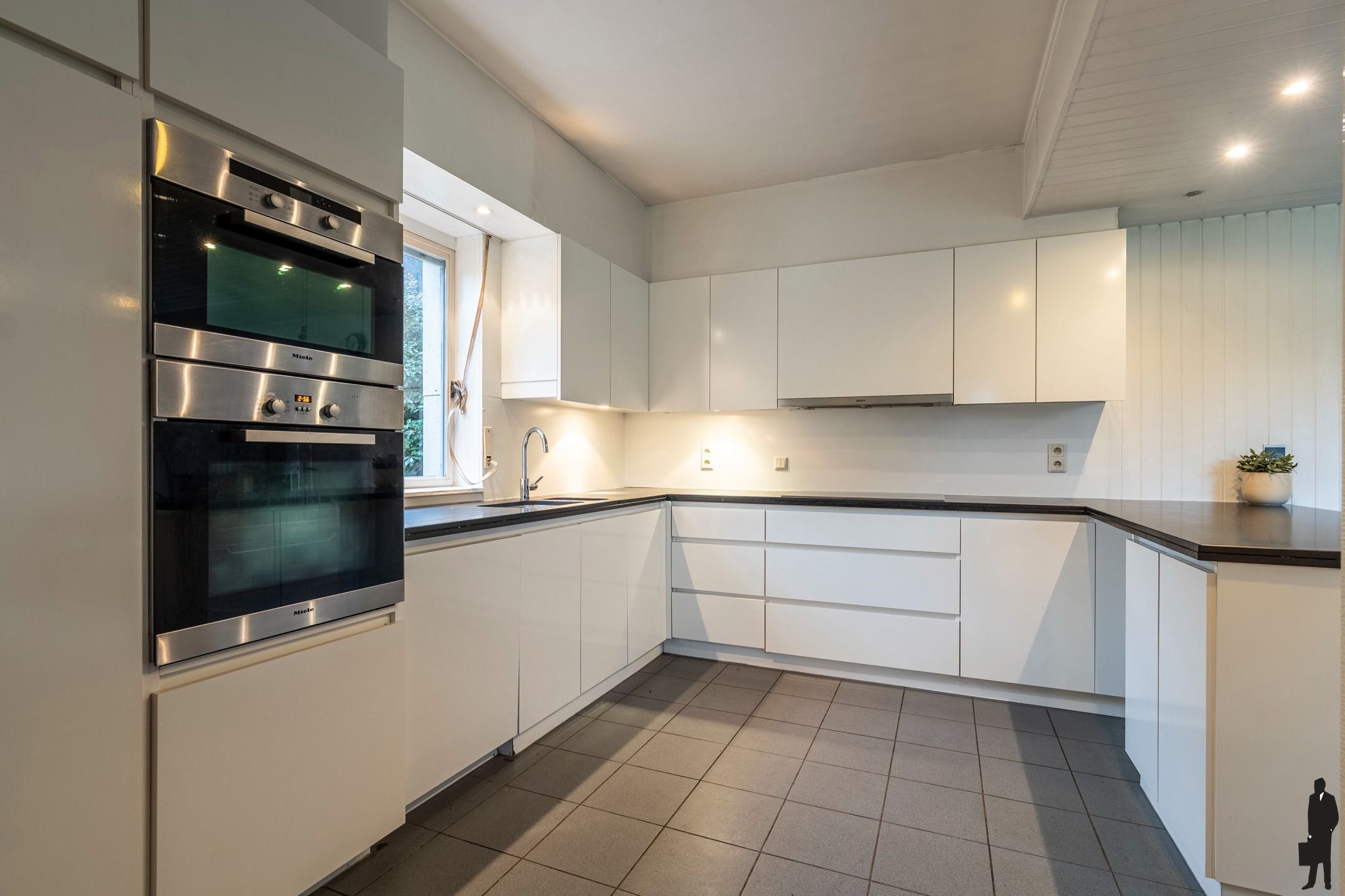 Statige en ruime gezinswoning met 5 slpks op 1.065m² foto 9