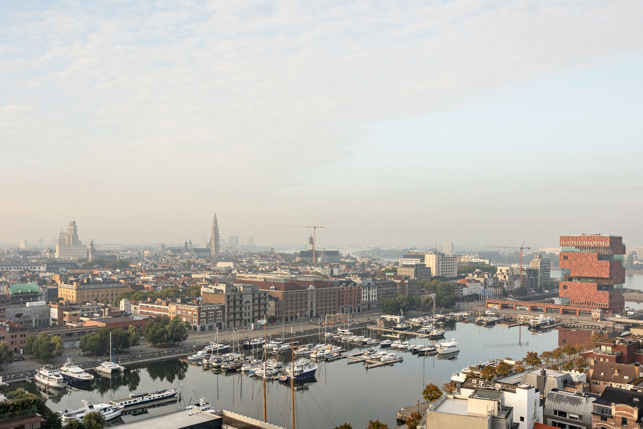 Uniek luxe appartement te residentie London Tower foto 3