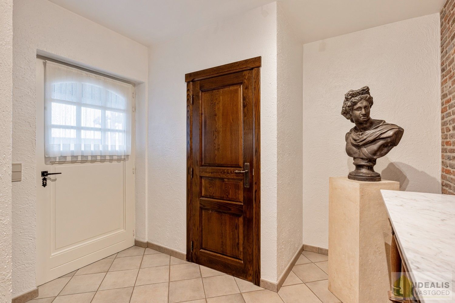 RUIME, INSTAPKLARE EN ENERGETISCH AANGEPASTE WONING VOORZIEN VAN 15 ZONNEPANELEN EN ZONNEBOILER. RIANTE WOONKAMER, KNAPPE KEUKEN, APART BUREEL, APARTE HOBBYRUIMTE, FIJNE WASPLAATS, 4 SLAAPKAMERS, 2 BADKAMERS EN INPANDIGE GARAGE! foto 9