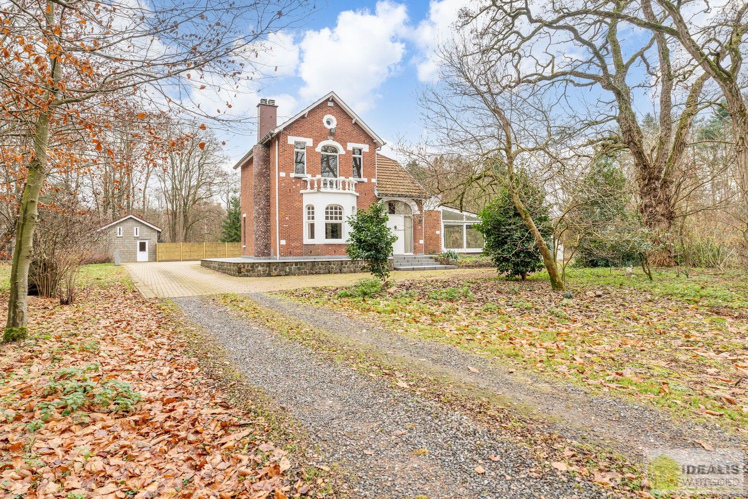 IDEALIS VASTGOED – Ruime te renoveren villa op riant perceel! De villa omvat 198m² netto bewoonbare oppervlakte met een ruime woonkamer en aansluitend uitgeruste keuken, badkamer, 2 grote en 1 kleine slaapkamer, kelder, veranda en 2 garages met sectionale poort van ca. 100m². De villa is gelegen op een prachtig perceel met een oppervlakte van ca. 1,1 hectare (11.000m²)! omgeven door bosgebied! Zeer geschikt voor kandidaten op zoek naar een unieke locatie zeer centraal gelegen, doch volledig omgeven door groen. foto 3