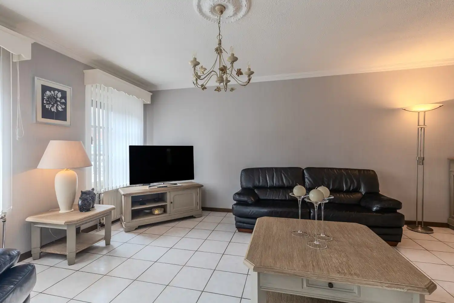 Instapklare woning met drie slaapkamers, ruime tuin en twee garageboxen in hartje Rekem! foto 14