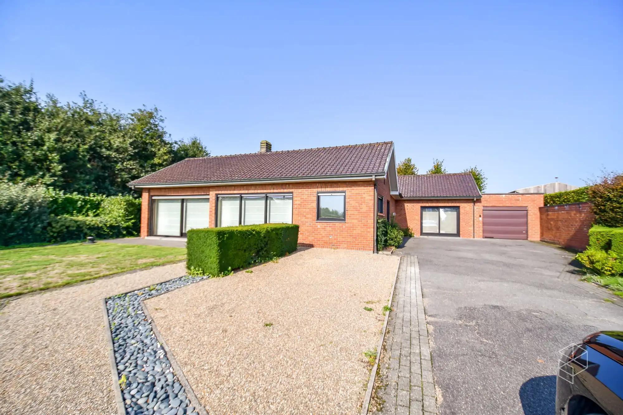 Grote goed onderhouden woning met 3 slpk, tuin en grote garage foto {{pictureIndex}}