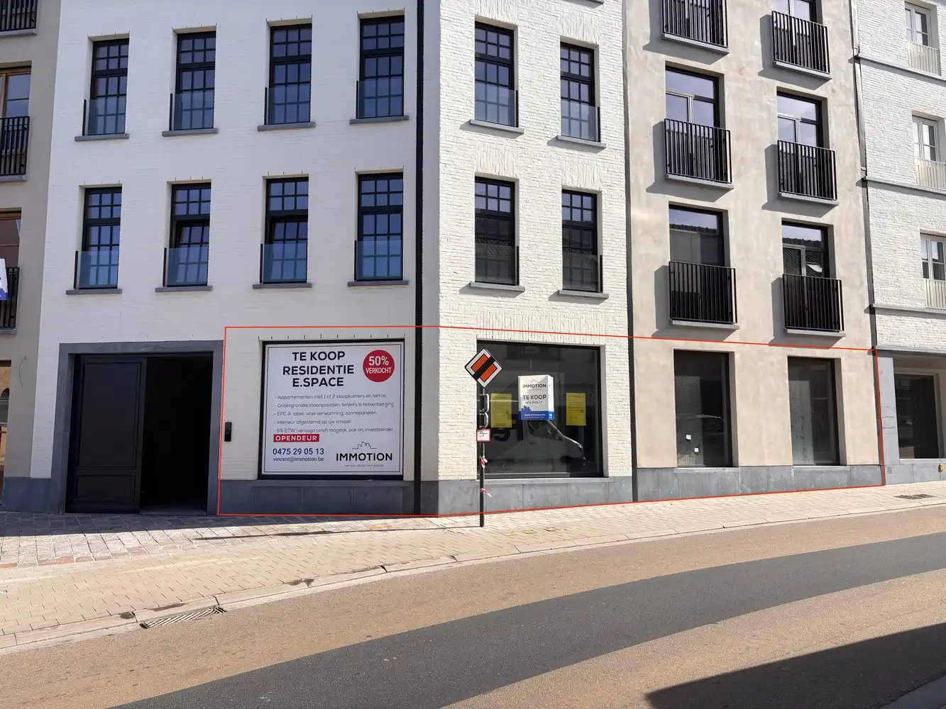 Ruim handelspand met super visibiliteit in het centrum van Zwevegem - laatste handelspand te koop! foto 2