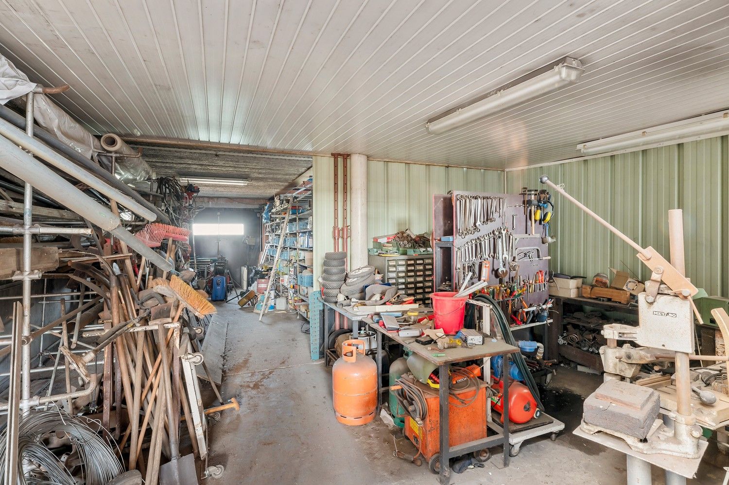 Ruime open bebouwing met loods en garages op ca. 1,7 ha – landelijke ligging in agrarisch gebied. foto 22