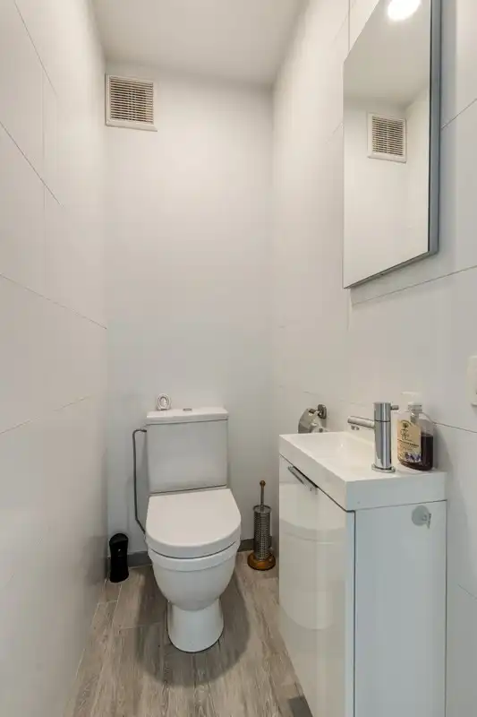 Volledig gerenoveerd tweeslaapkamer appartement op de zeedijk! foto 16