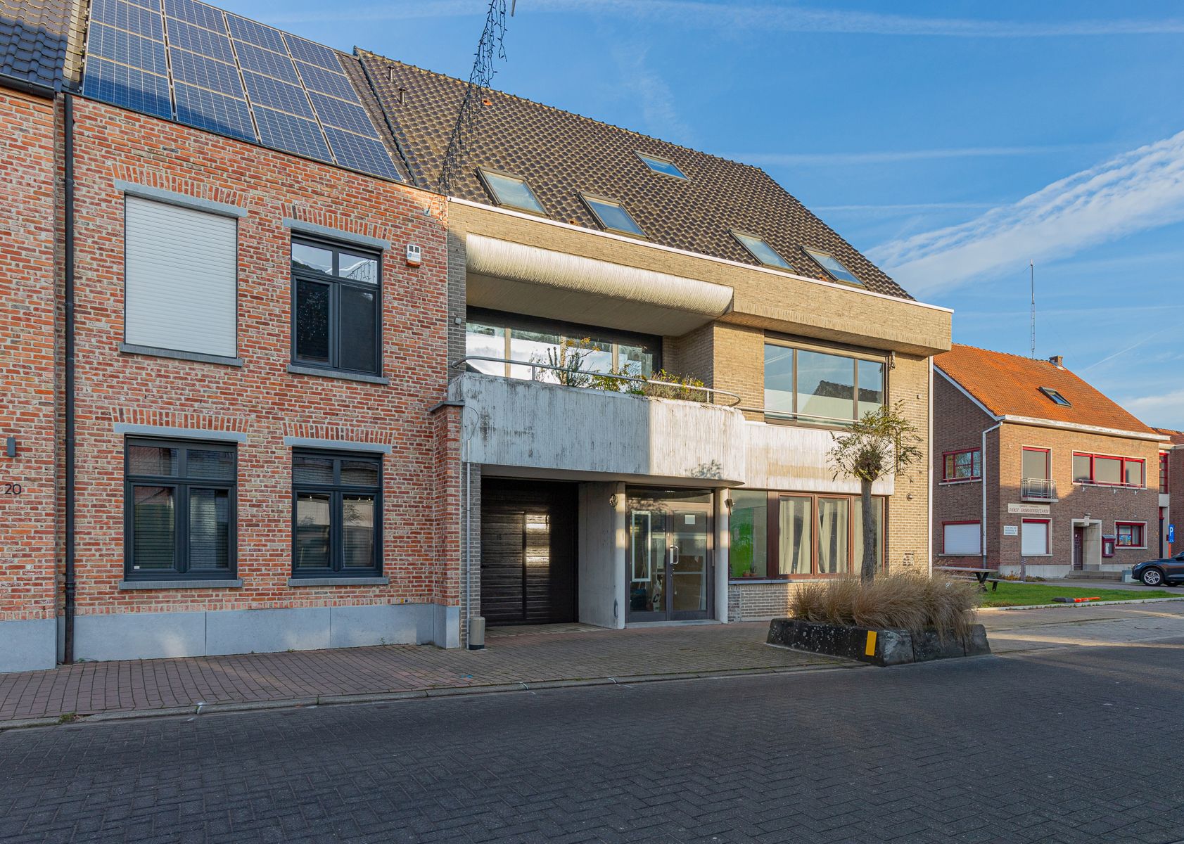 Polyvalent gebouw met appartement in hartje Malderen foto {{pictureIndex}}