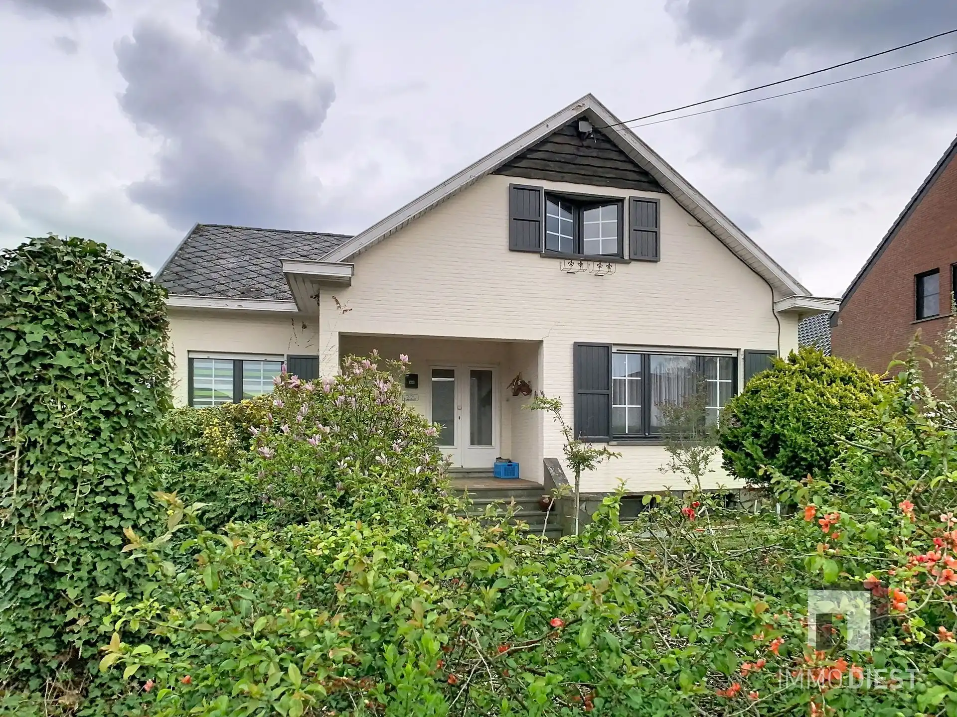 Hoofdfoto van de publicatie: Charmante, op te frissen woning met ruime tuin nabij het centrum van Herselt.