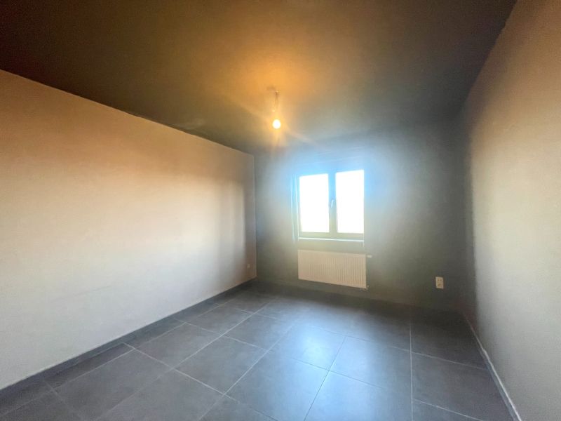 RECENTE HALFOPEN BEBOUWING MET DRIE SLAAPKAMERS EN GARAGE TE HUUR foto 9