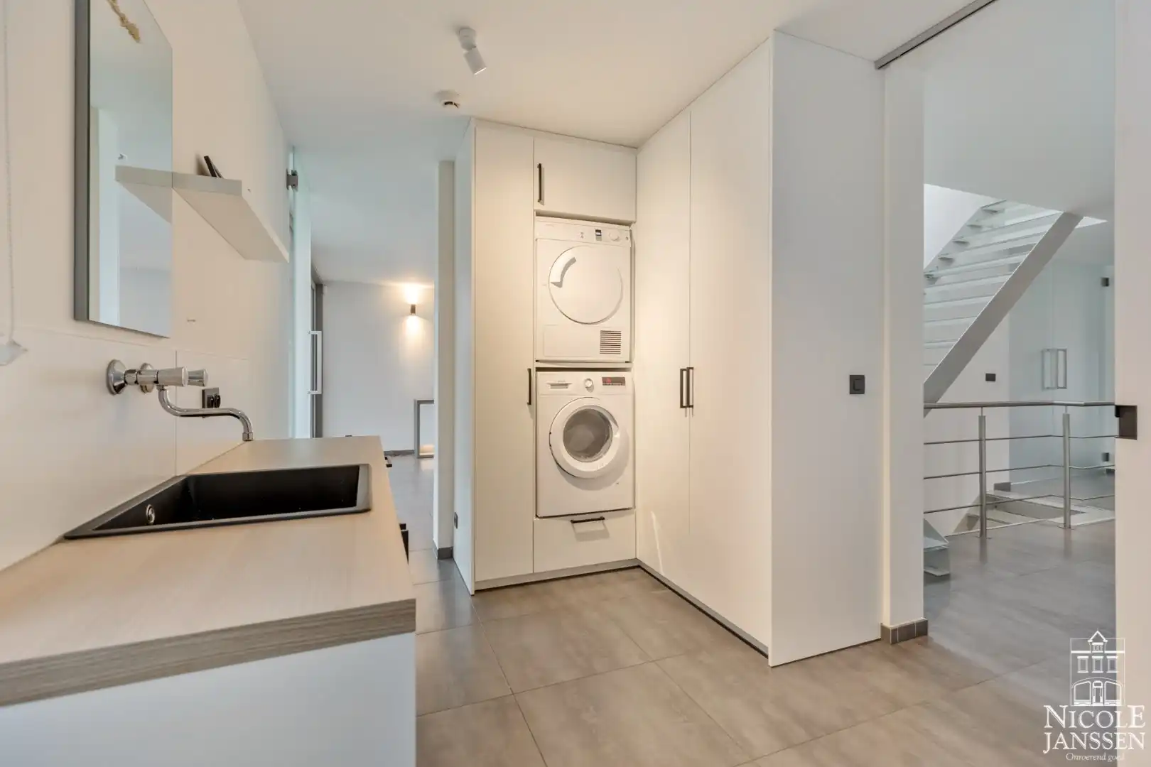 Energiezuinige moderne woning met zonnepanelen en ingesloten tuin foto 10