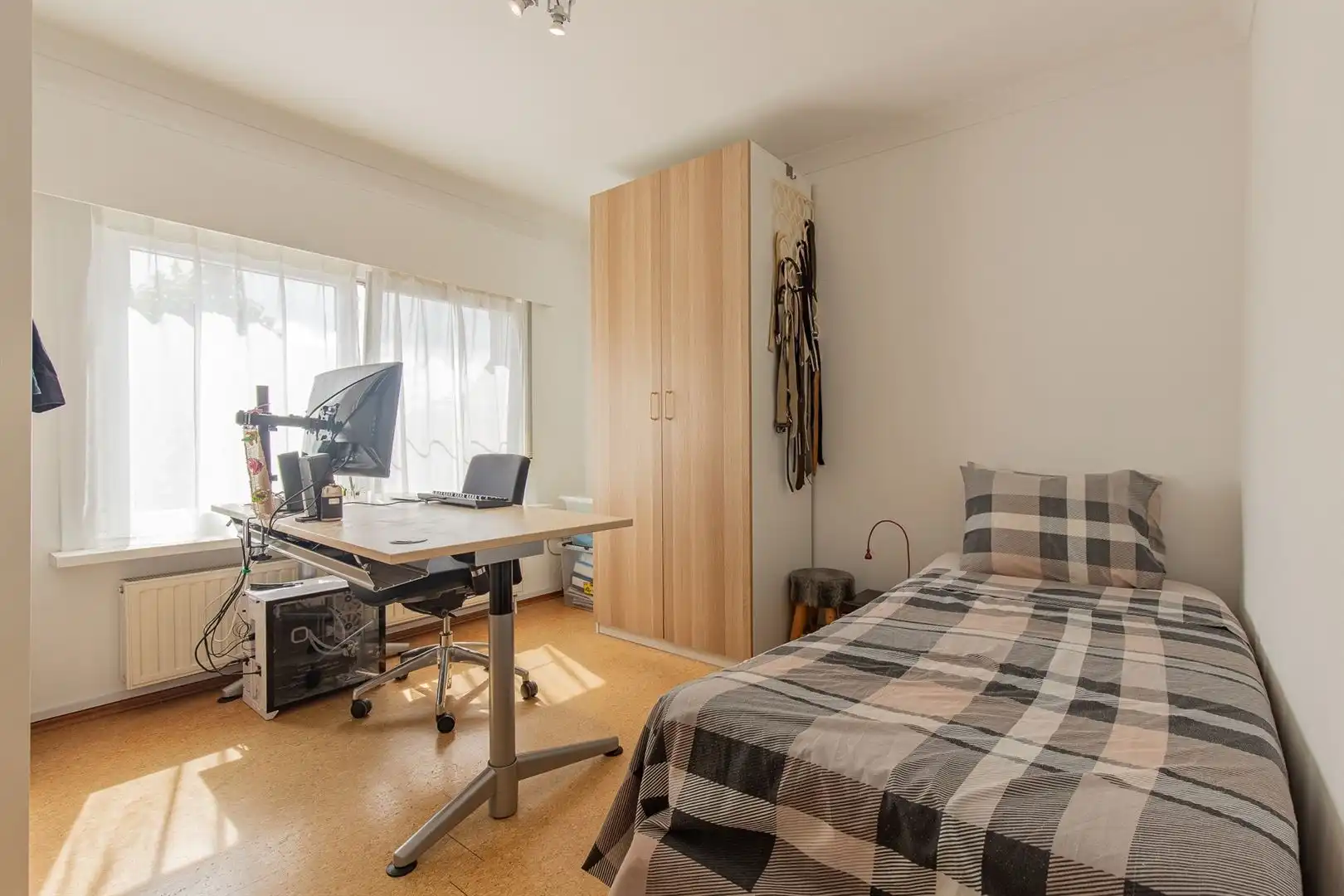 Volledig gerenoveerde woning met zwemvijver en ruime garage foto 20