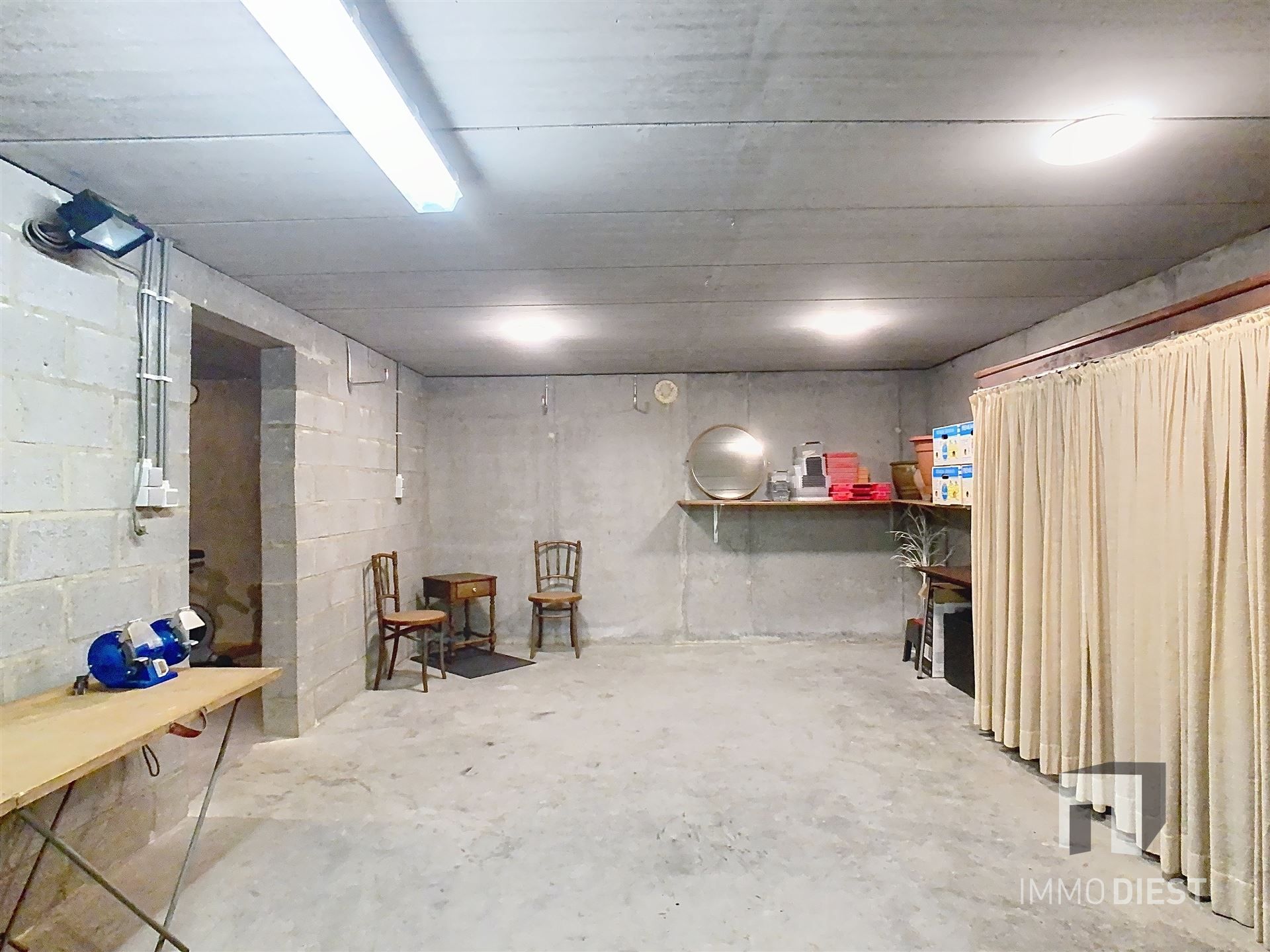 Ontdek deze solide, karaktervolle woning in Veerle met een zeer gunstige ligging op 10 are. foto 40