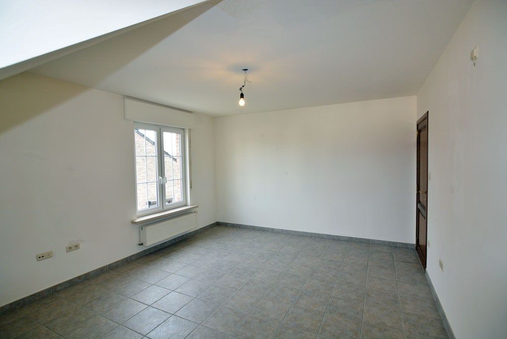 Vrijstaande woning met 4 slpks. en 2 bdks. op een perceel van 12a38ca. foto 30