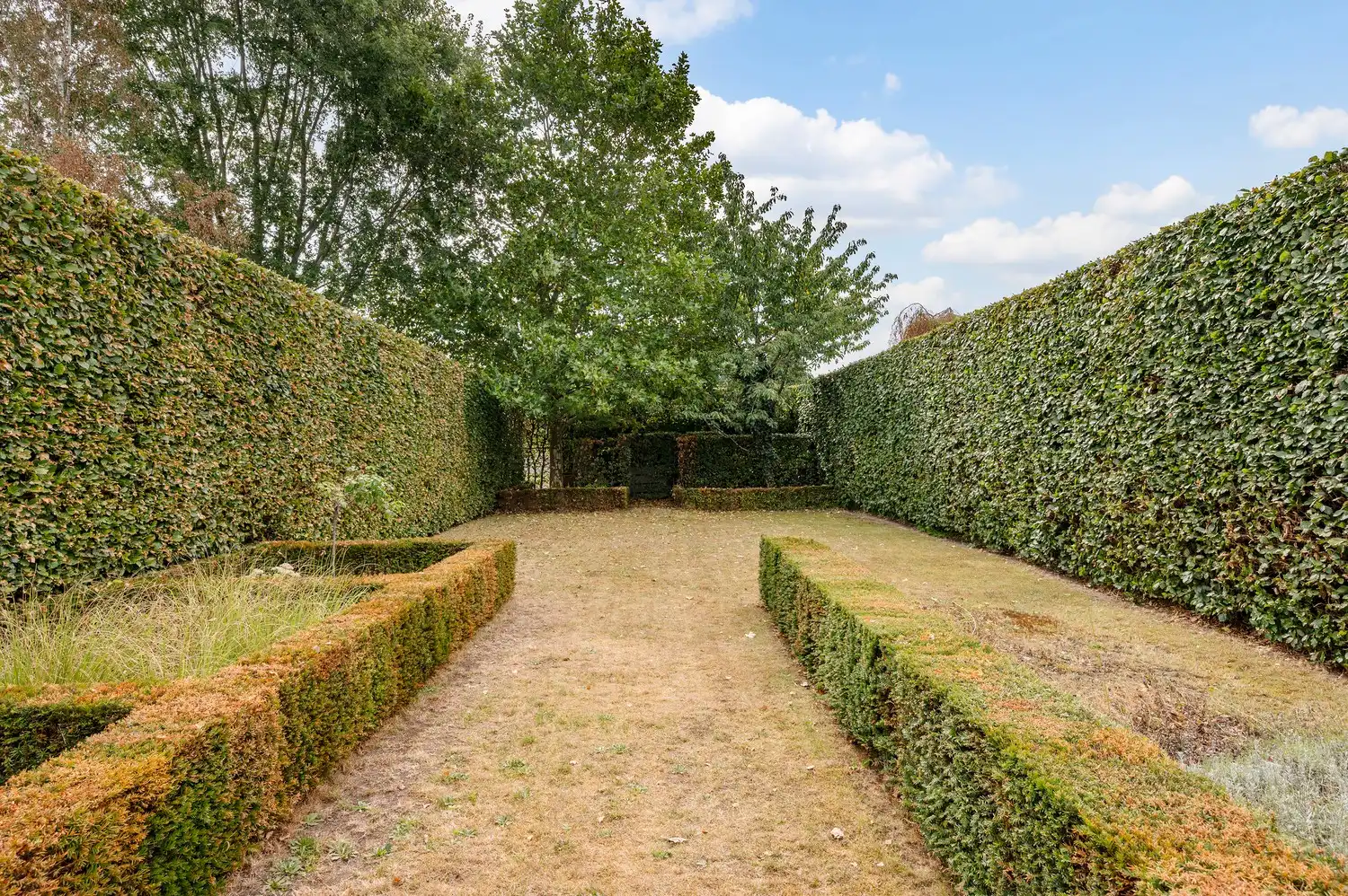 Halfopen woning op toplocatie met zwemvijver en garage. foto 41