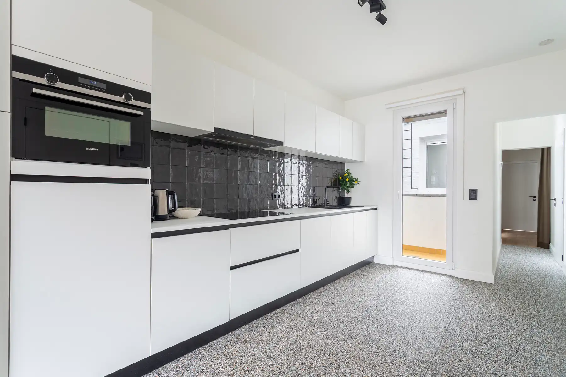 Instapklaar 2-slaapkamer appartement, hartje Antwerpen foto 4