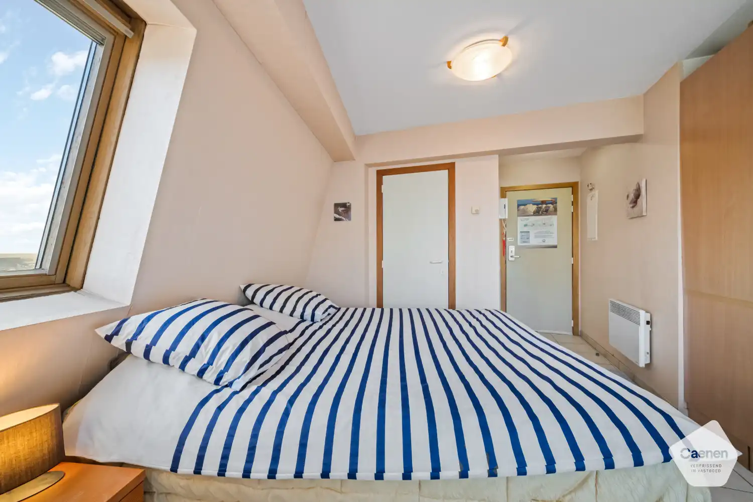 Lichtrijke studio met een prachtig uitzicht op zowel de zee als het hinterland foto 6