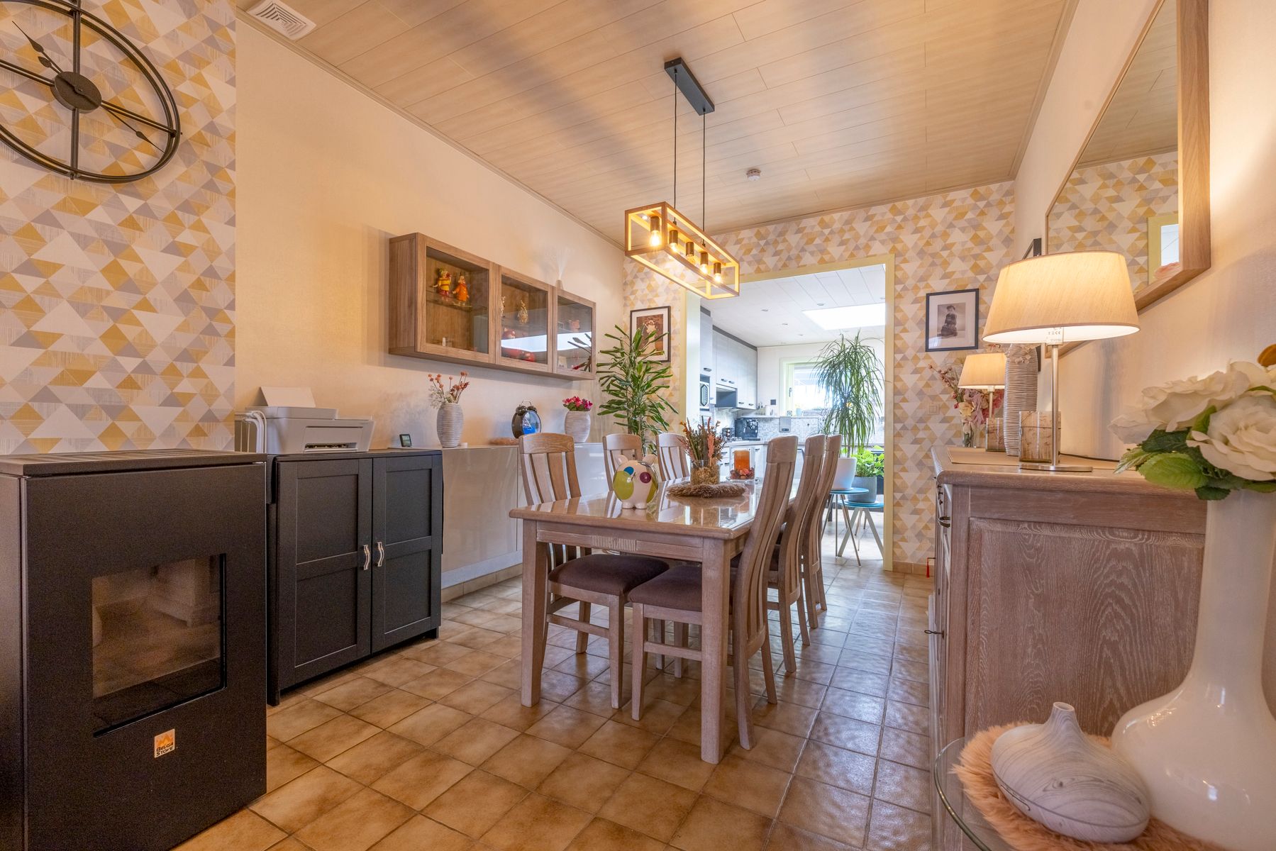 Ruime woning met 5 slpk, garage en zongerichte tuin te koop! foto 4