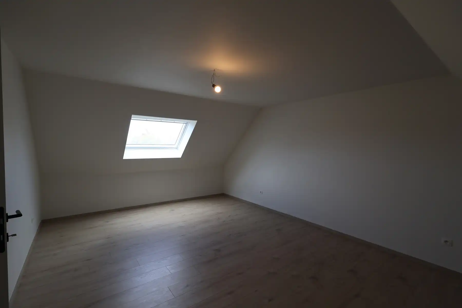 Een ruime nieuwbouwwoning met 3 slaapkamers, terras, tuin en garage.  foto 14