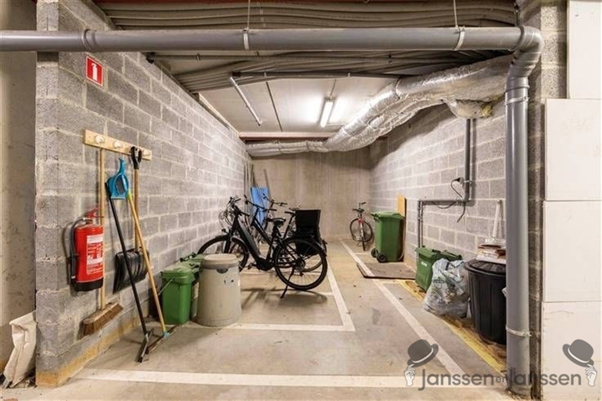 Instapklaar gelijkvloers appartement met tuin en 2 autostaanplaatsen foto 17