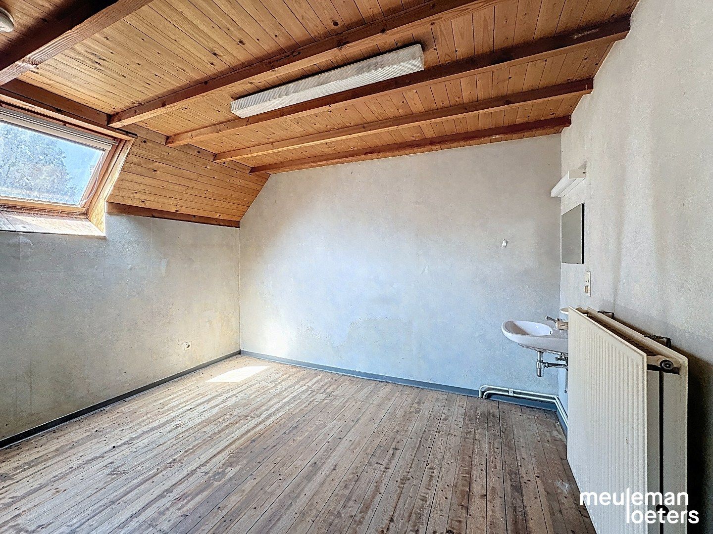 Te renoveren halfopen woning met garage foto 12