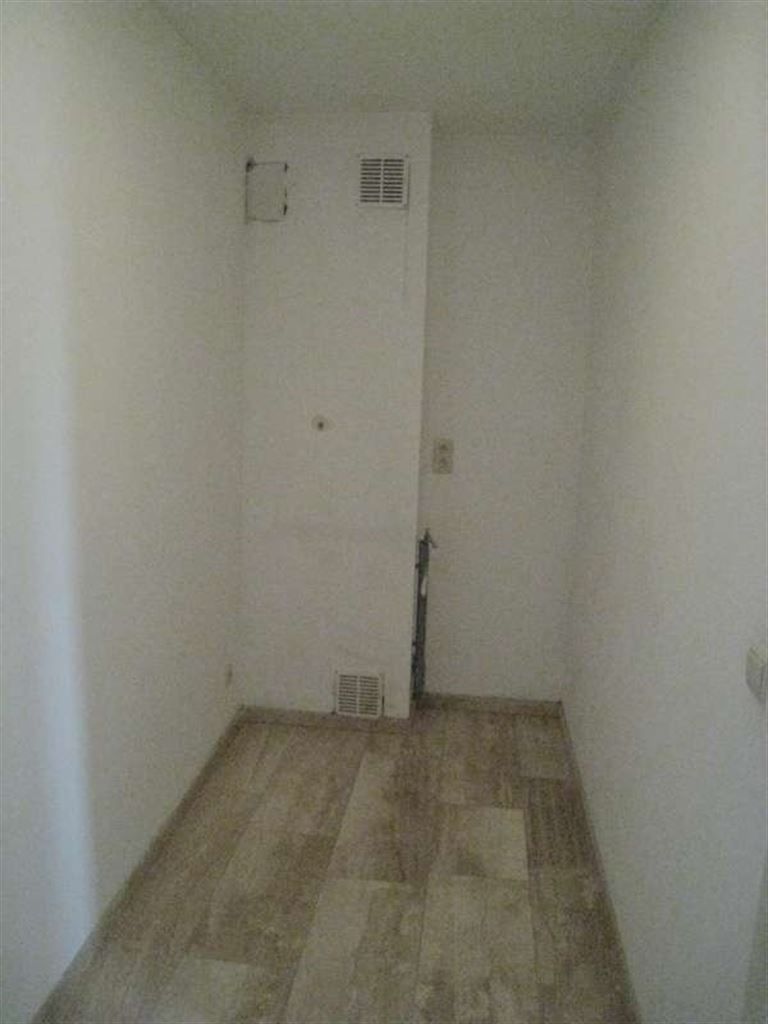 Ruim en gezellig appartement met 2 slaapkamers, 2 balkons, autostaanplaats, gelegen nabij het centrum van Maaseik. foto 14