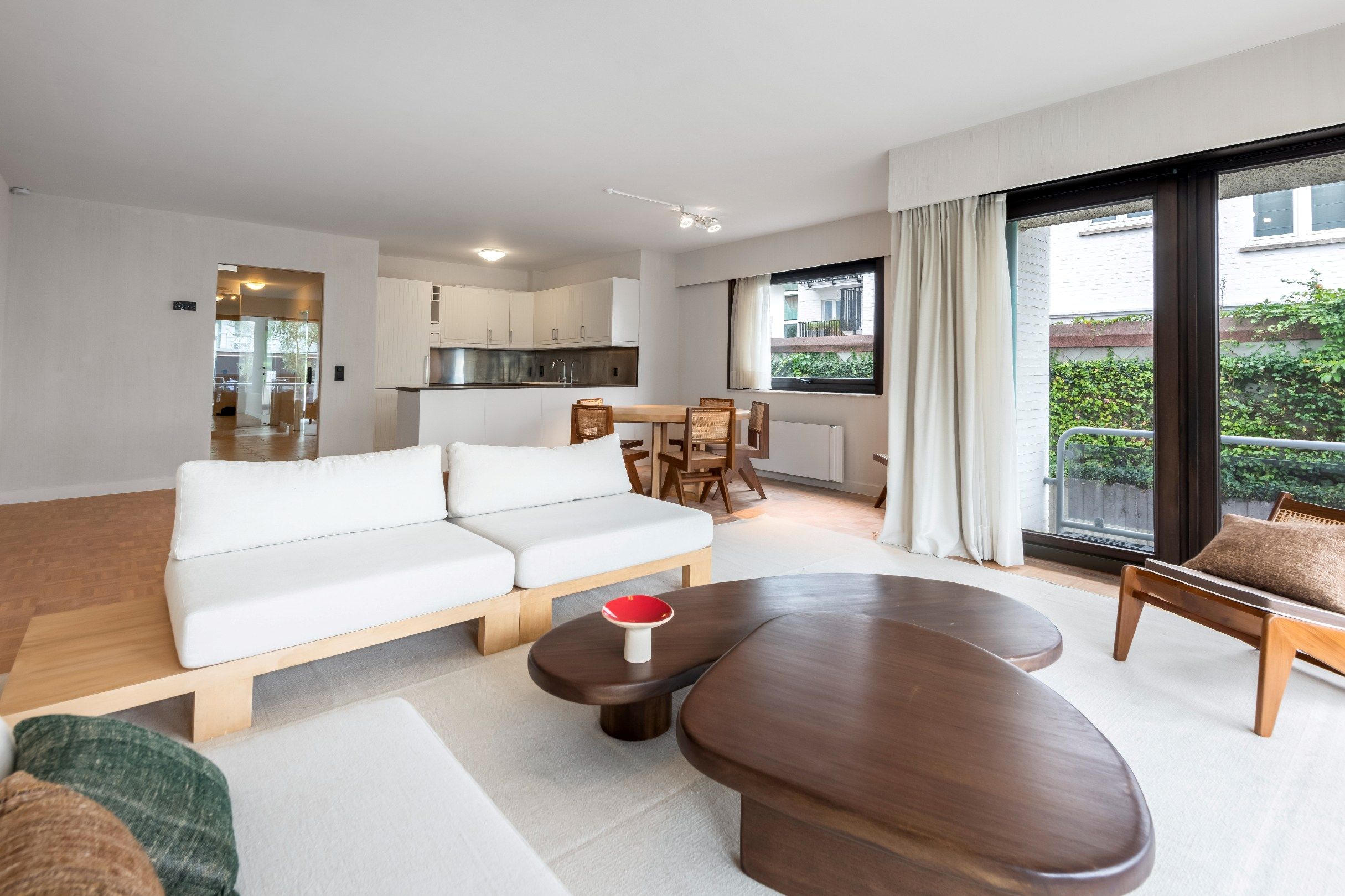 Ongemeubeld hoekappartement met veel licht en mooie terrassen vlakbij het Albertplein in het Zoute.  foto 2