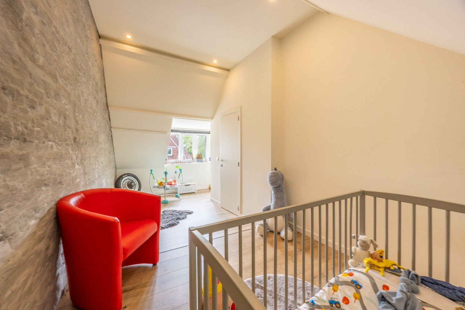 Verder op te knappen woning op 1.218 m² grond foto 10