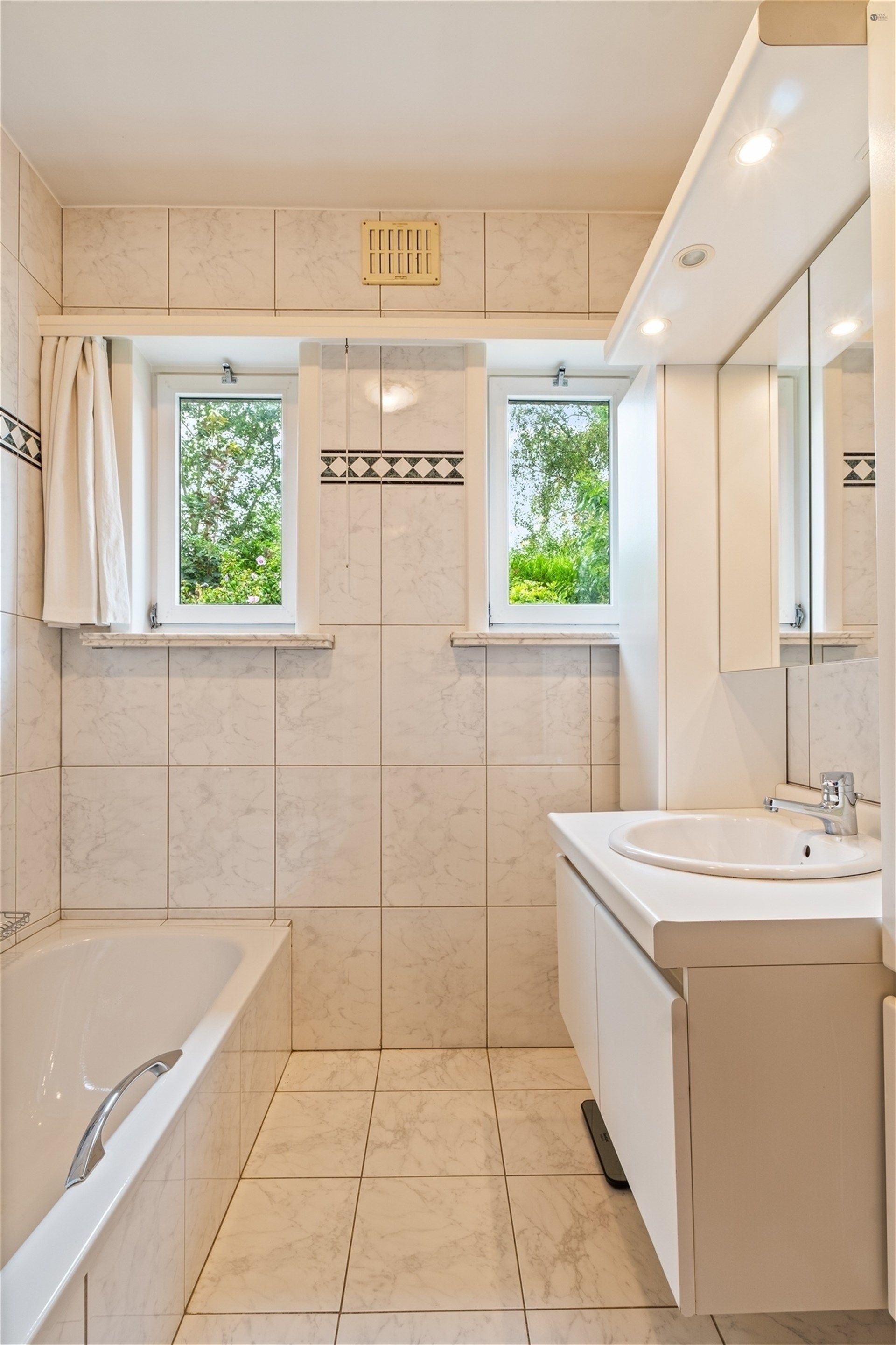 Goed onderhouden, ruime bungalow op 594m² grond foto 12