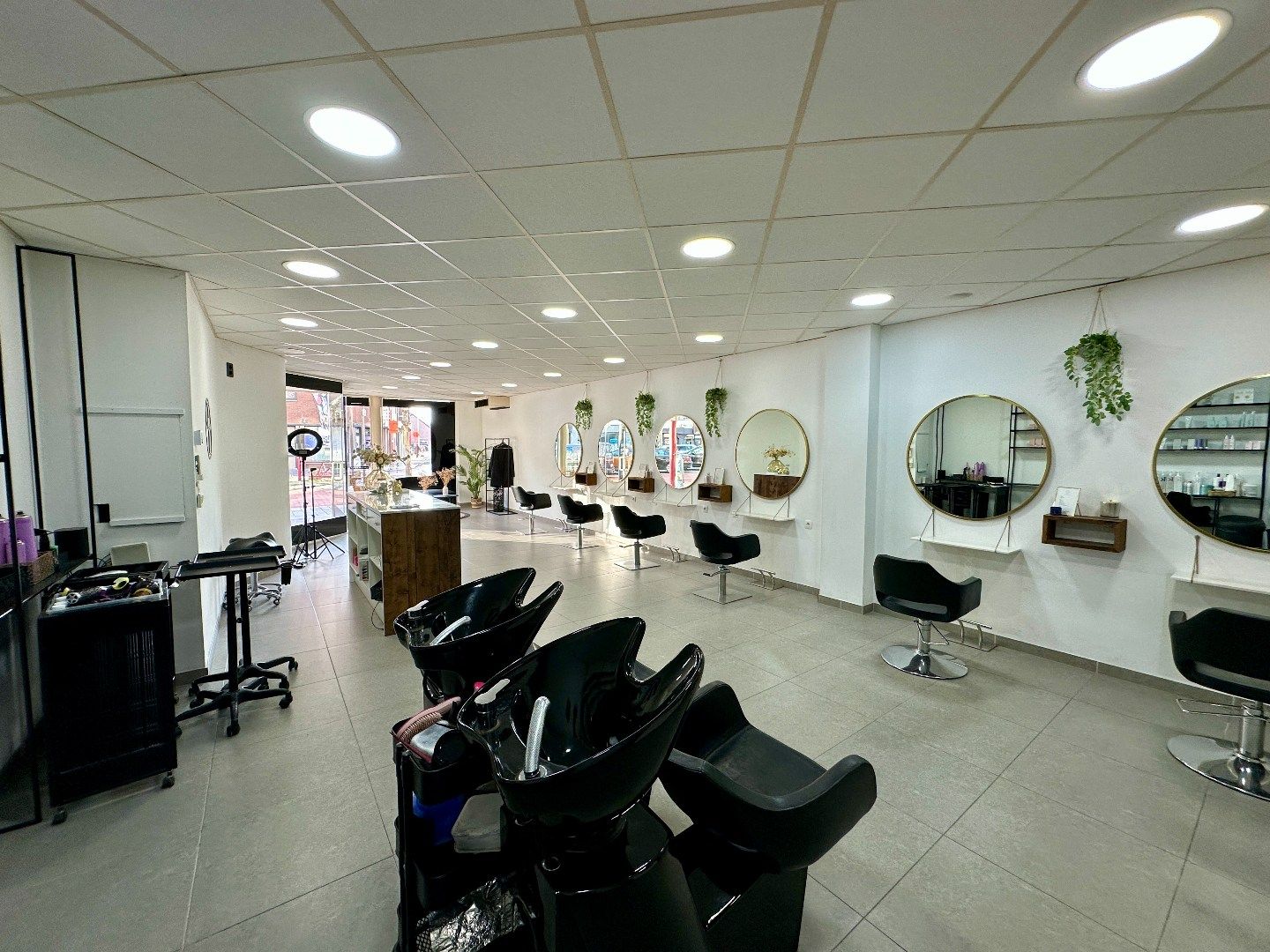 Instapklare winkelruimte van 150m² momenteel ingericht als kapperszaak in Eisden foto 5