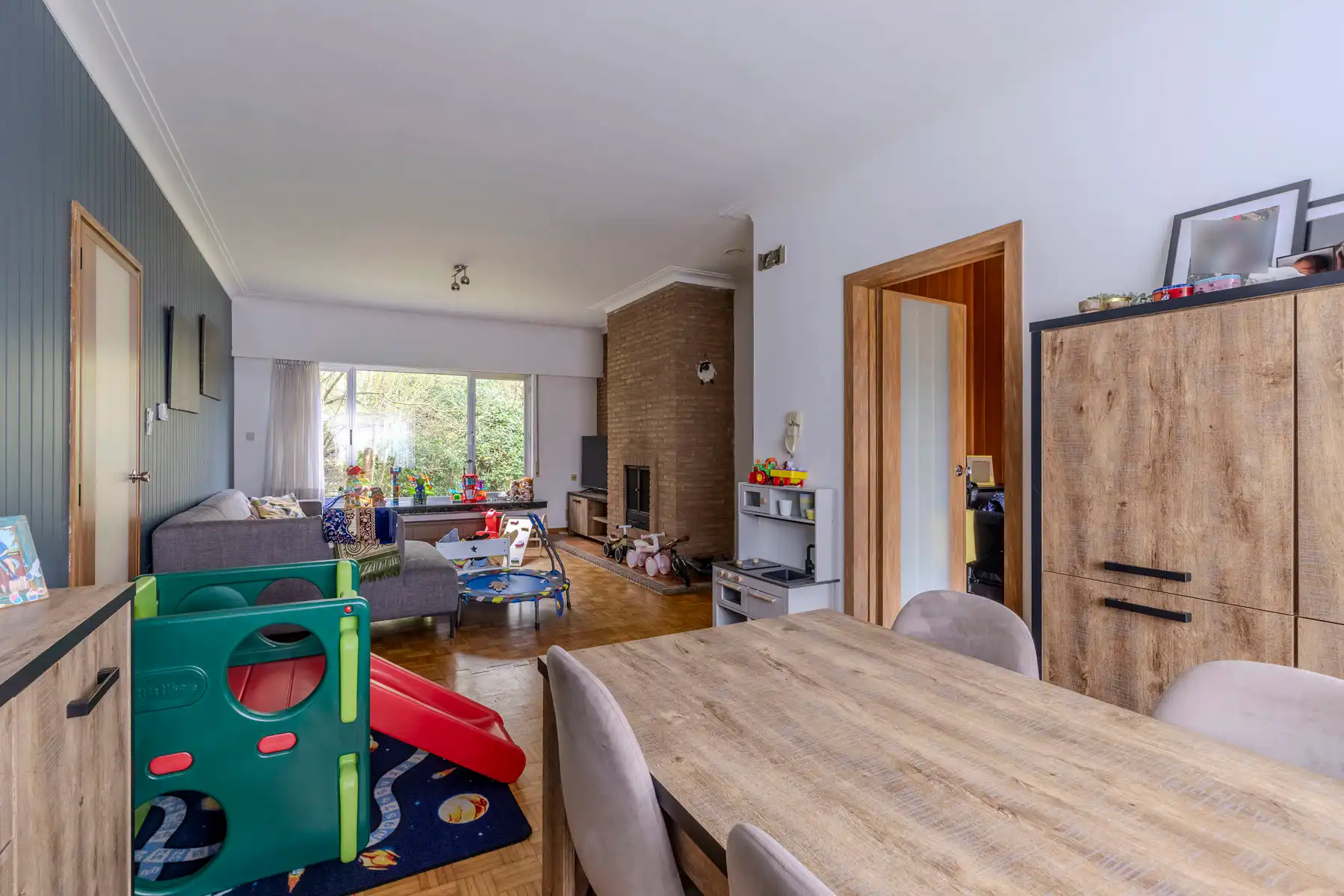 Rustig gelegen te renoveren woning met 2 slp op mooi perceel foto 2