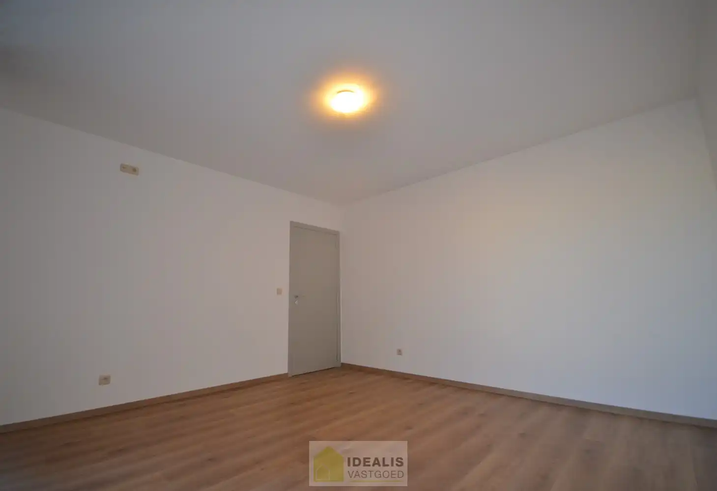 IDEALIS VASTGOED  - Ruim en aangenaam gerenoveerd appartement pal in het centrum van Berbroek (Herk-de-Stad)! Het appartement is gelegen middenin in het centrum, op wandelafstand van scholen, supermarkten, horeca en sportcentra. Het appartement biedt verder een fijne leefruimte met open keuken, 2 rustige slaapkamers, een prettige badkamer en een terras. Tevens kan men gemakkelijk parkeren in een afzonderlijke garagebox. foto 9