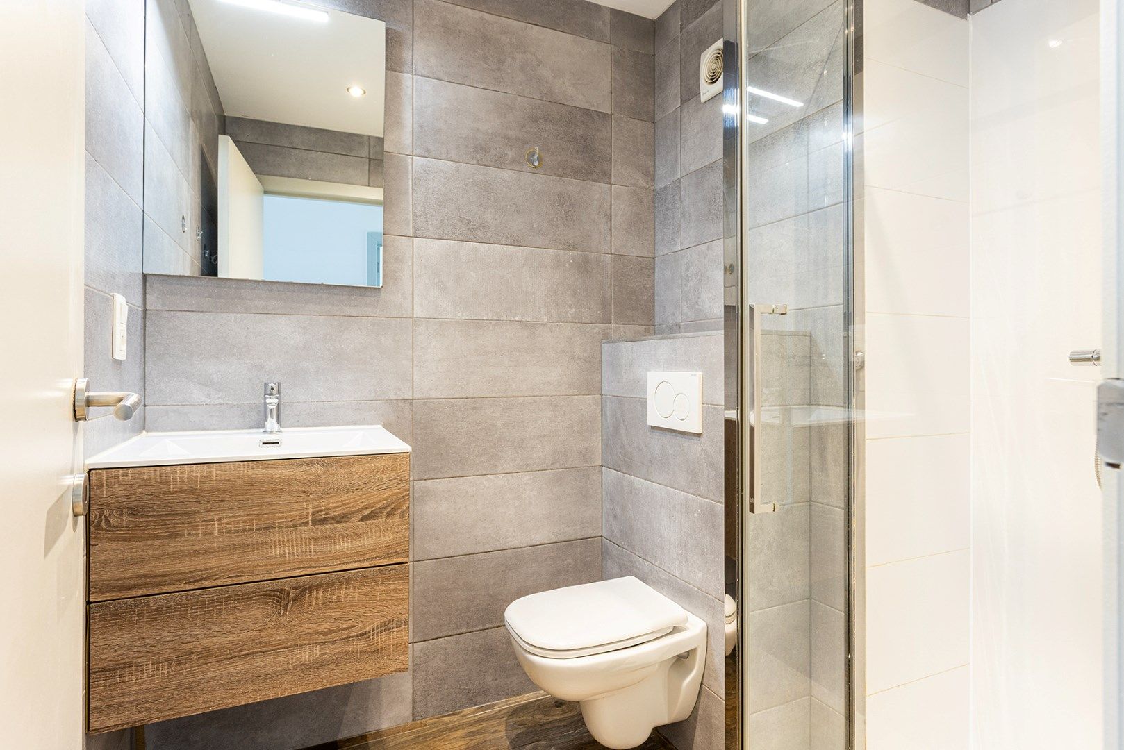 Instapklaar 3-slaapkamer appartement met terras! foto 4