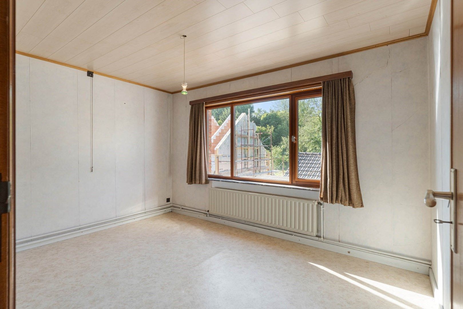 Te renoveren woning op een zuidgericht perceel van 18a 99ca op een zeer gunstige centrale ligging foto 15