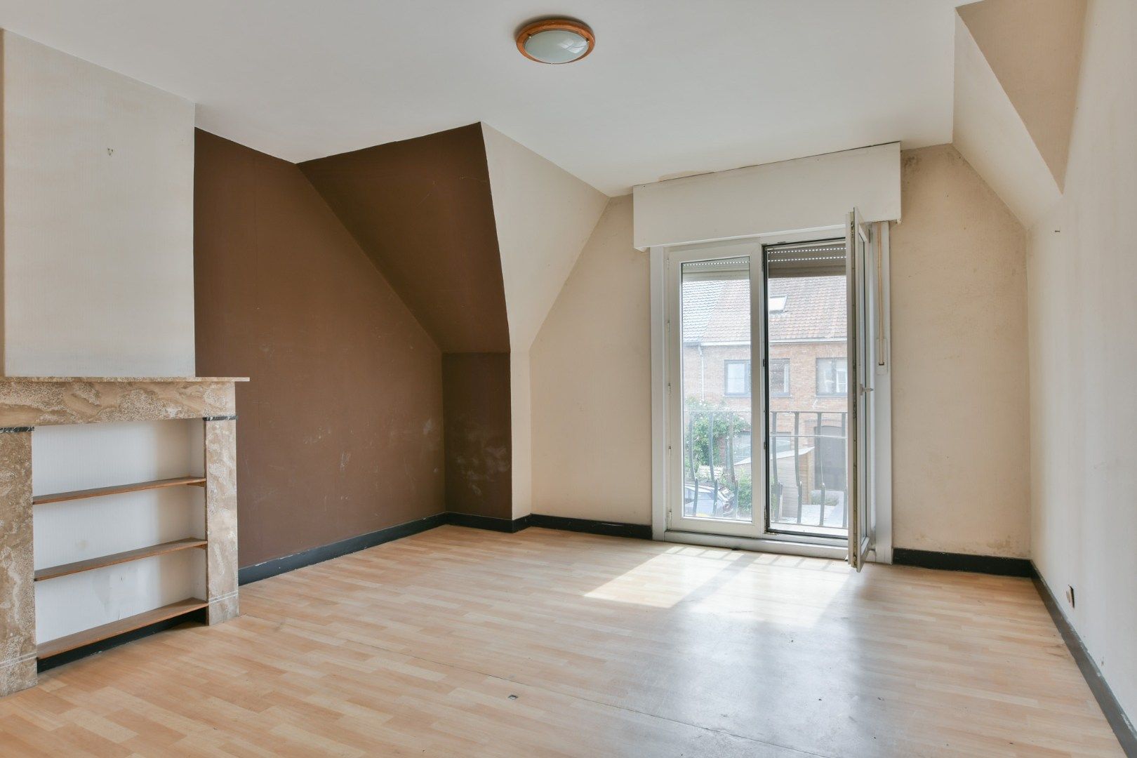 Te renoveren woning met potentieel in hartje St-Kruis! foto 8