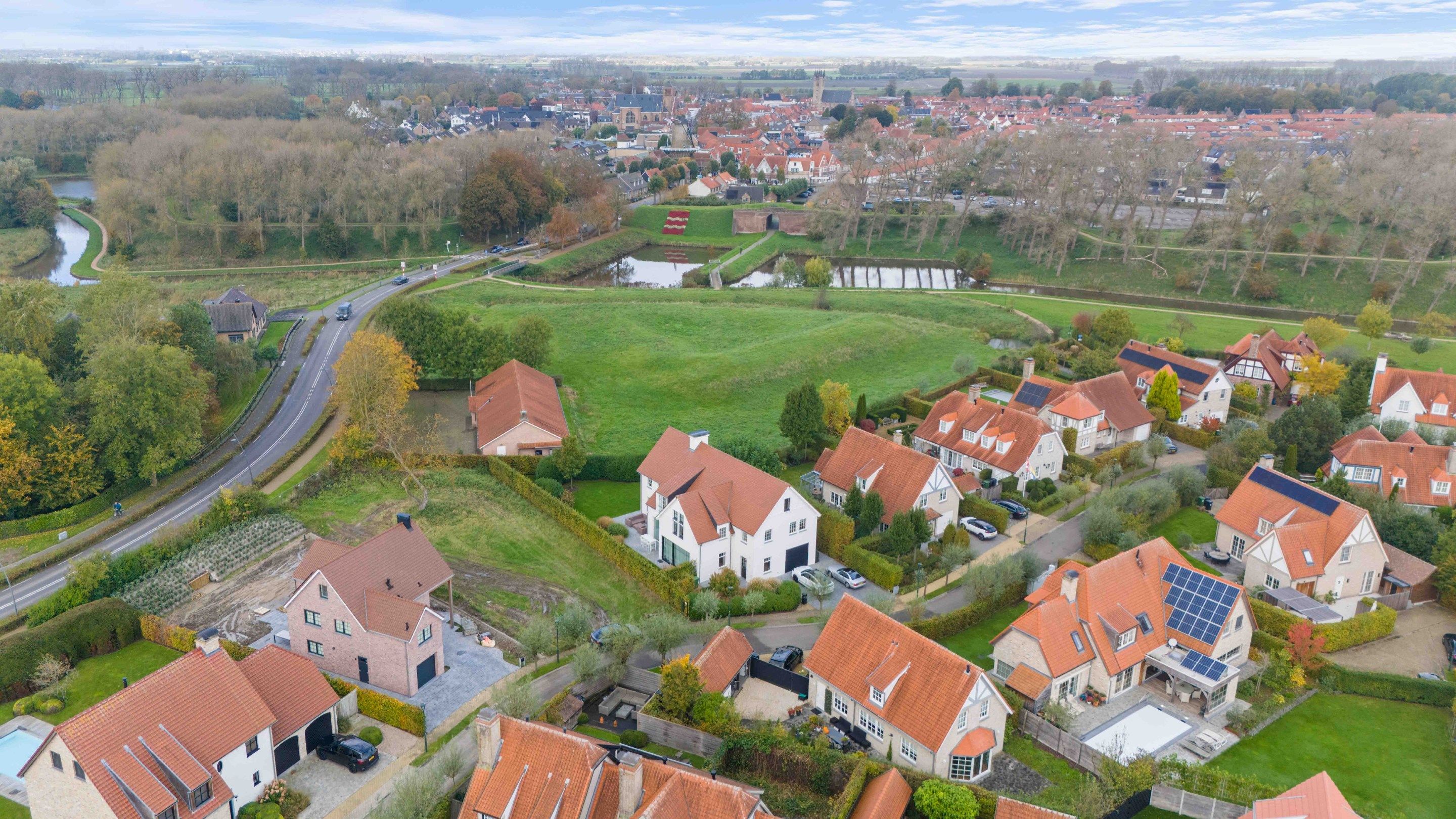 Exclusieve villa gelegen in een rustige, residentiële wijk . foto 24